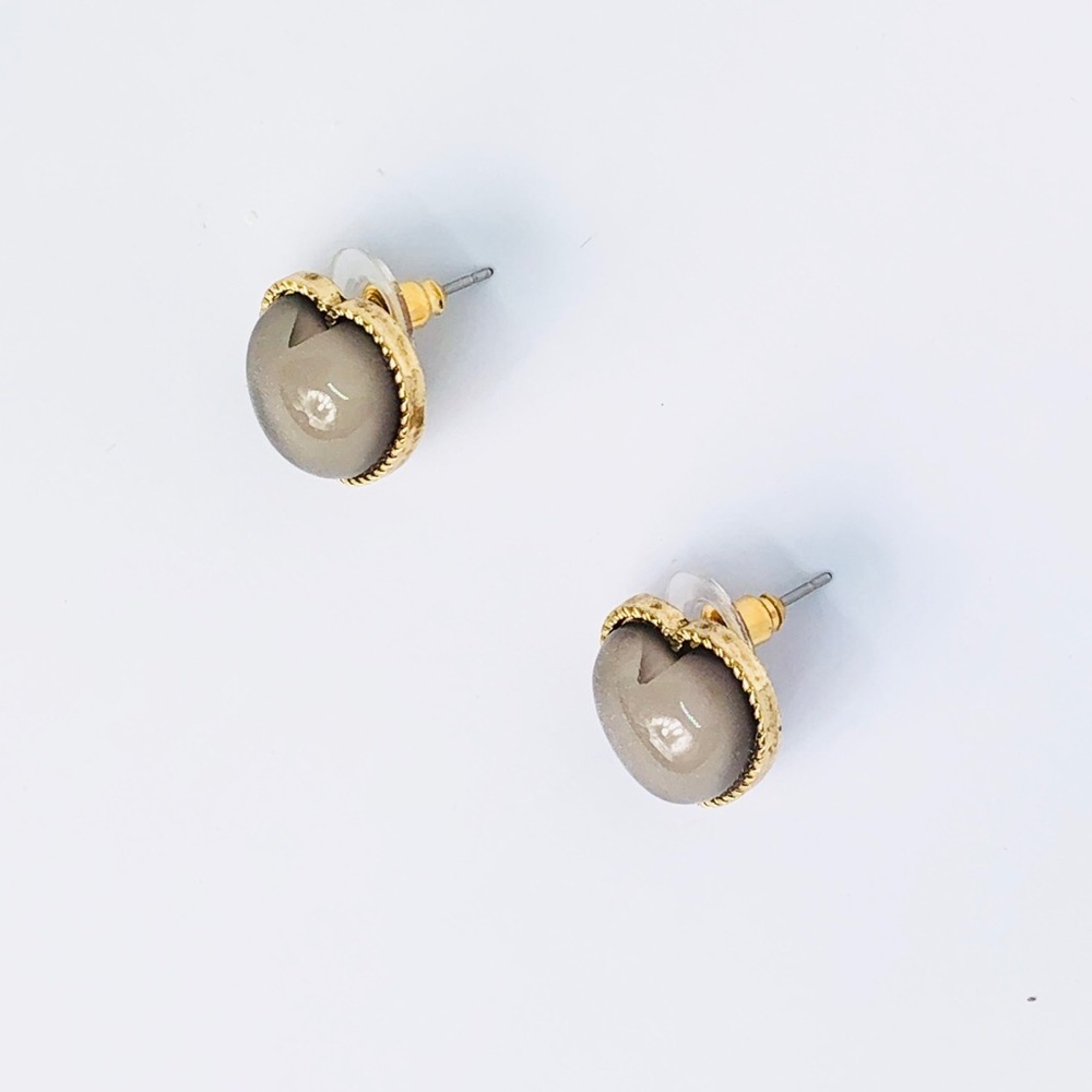 New! Vintage Gray Resin Heart Studs Earrings - Picture 2 of 3